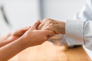 Seniori într-un mediu cald